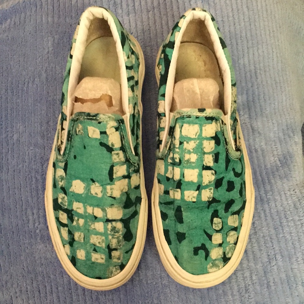 Vans Della Green size 7.5 woman/ 6 man. You will need a foot liner/ Dr. Schoales